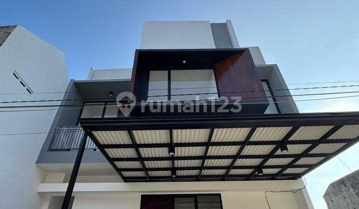 Dijual Rumah Minimalis Modern Baru Gress Siap Huni di Ketintang Surabaya