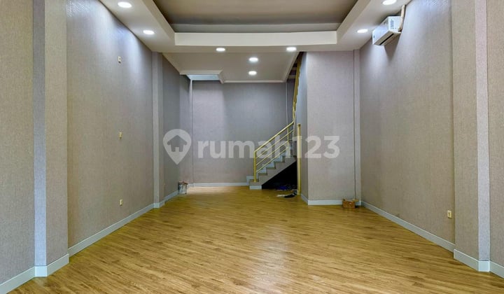 Ruko, 2,5 Lantai, di Taman Meruya