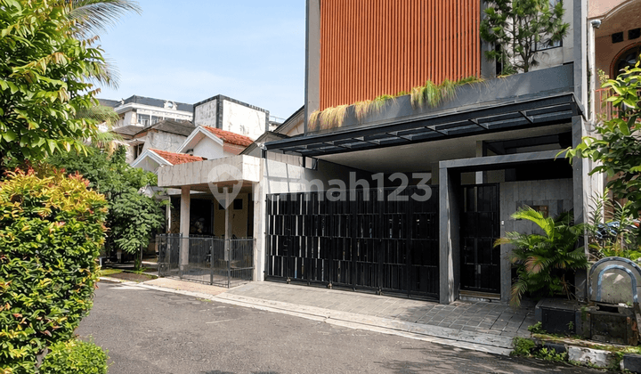 Rumah Industrial Modern Bagus Ada Pool dan Rooftop