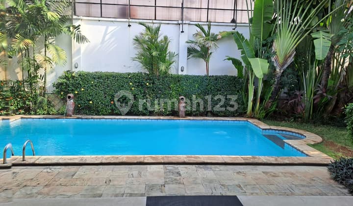 Disewakan Rumah di Kemang Nice Garden dan kolam renang