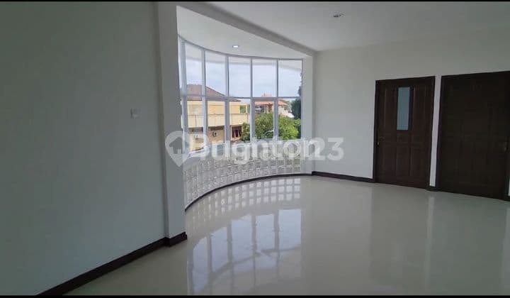 Ruko 3 Lantai Dengan 5 Kamar Tidur di Kuta