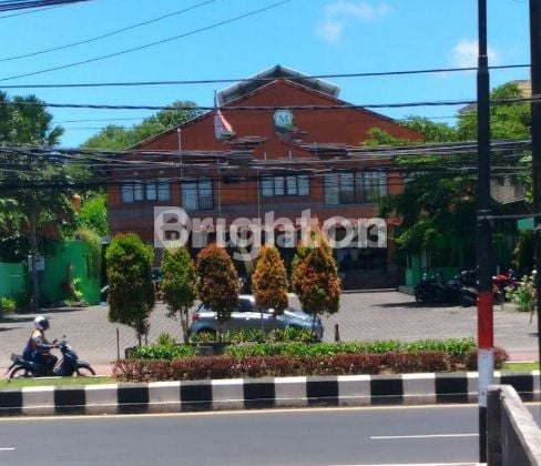 Bangunan 3 lantai dengan parkir luas di Nusa Dua