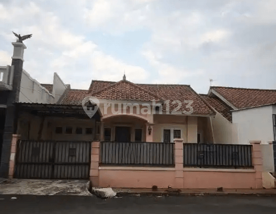 Rumah Luas Jalan Lebar di Harapan Indah Bulevar Hijau Bekasi