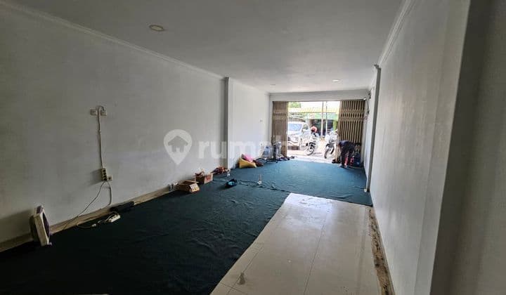 Translation: "Busy Shop House!!! 2 Floors Roadside Ready to Live in East Bekasi"