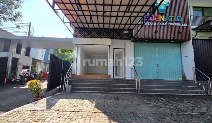 Ruko Ramai !!! 3 Lantai Pinggir Jalan Utama di Kahfi 1 Jaksel