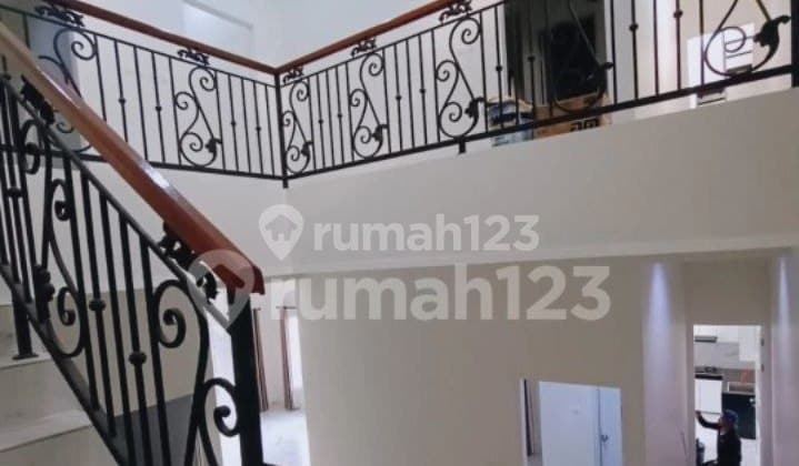 Rumah Hook Cantik Design Klasik Di Kompleks Joglo Kembangan