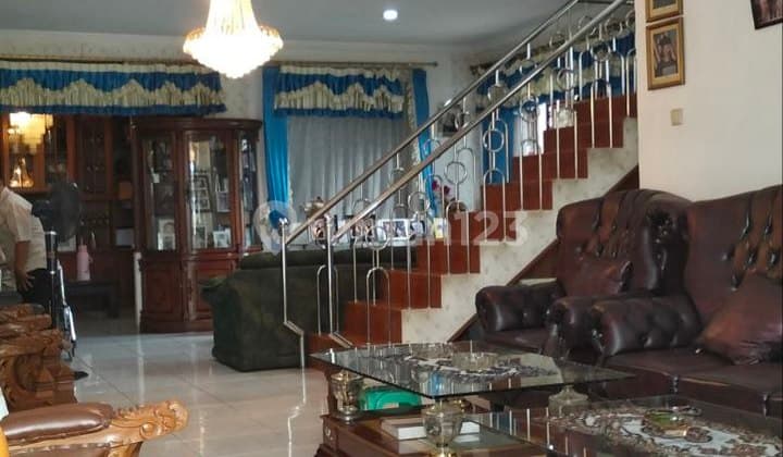 Luxury house near toll road, tourist attractions, and mall in Raffles Hills Depok