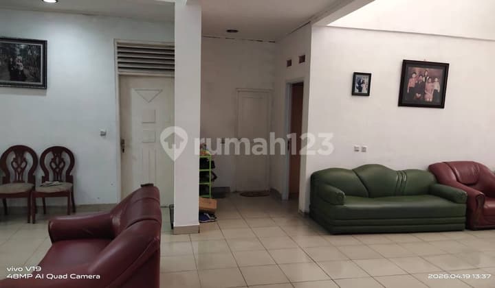 Affordable 205 Square Meter House Near LRT and Toll Road in Galaxy