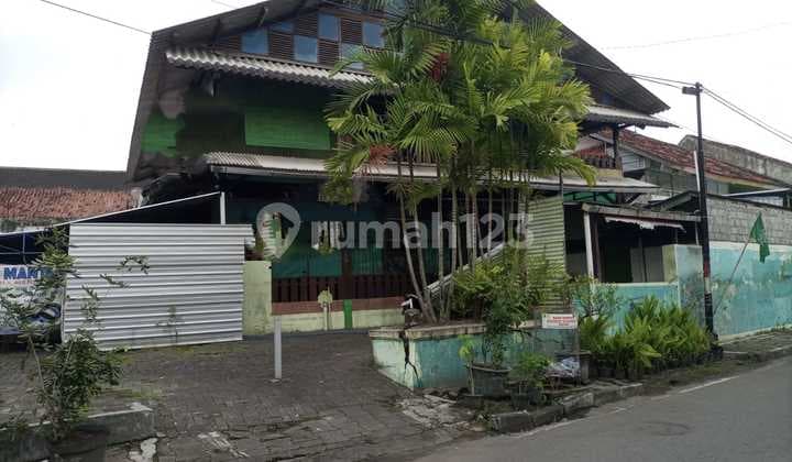 Ruang Usaha Hook Parkir Luas Ex Resto Di Lempuyangan Kota Yogyakarta