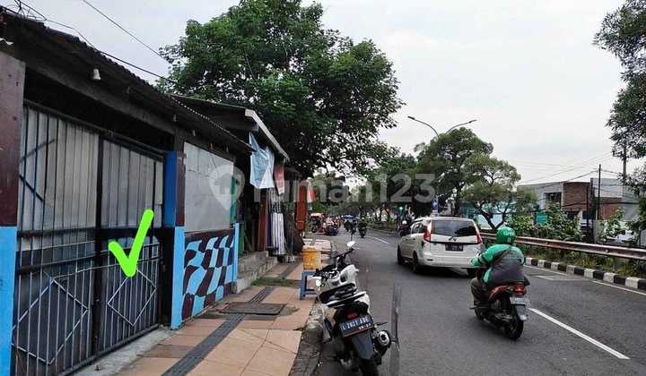 Bangunan Usaha di Raya Banyu Urip Ramai Pengendara