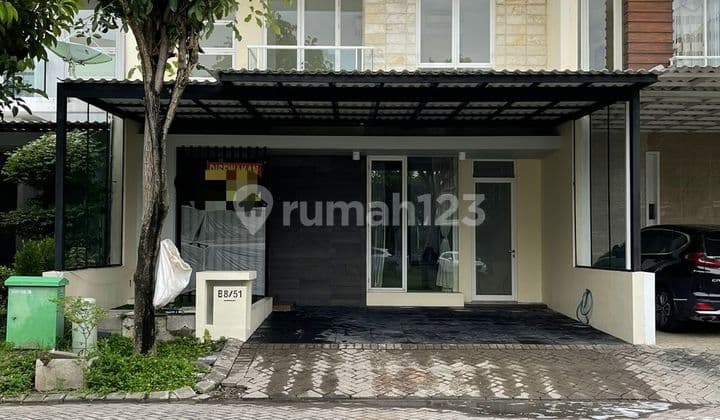 For Sale: Wisata Bukit Mas House in the Wiyung Area, West SurabayaModern Minimalist Style, Within a ClusterIncludes Semi-Furnished InteriorPlanting DetailsSpecifications:Land Area 180m², Dimensions 10x18Building Area ±250m²2 Floors4+1 Bedrooms, 3+1 BathroomsFacing North, Electricity 4400WCarport for 3 Cars, Road Width 3 Meters