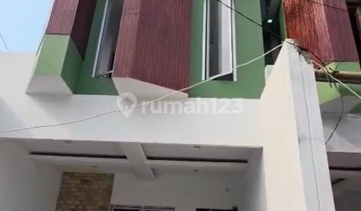Rumah 3 lantai 4 kamar di Jl kramat asem 8 rawamangun jaktim