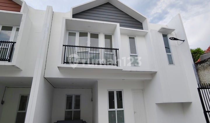 Rumah baru siap huni 2 lantai bebas banjir di jatiwaringin