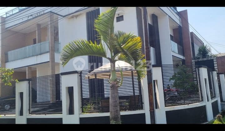 Rumah 3 Lantai kondisi bagus, SHGB, Siap Huni