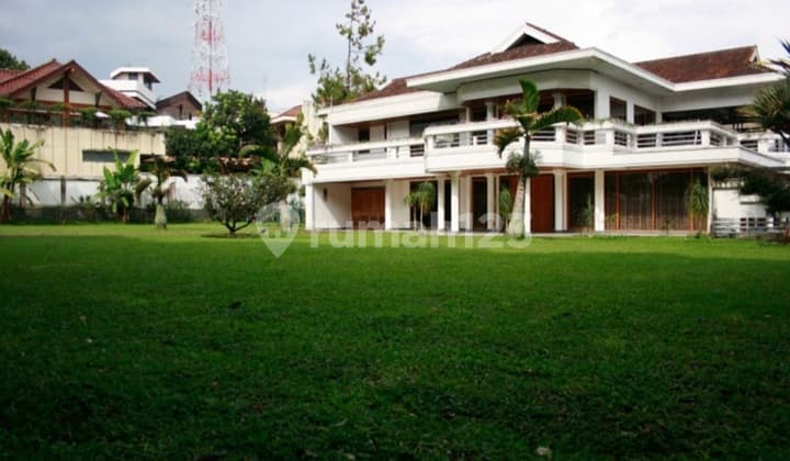 Villa Mewah Asri di Setiabudi Bandung