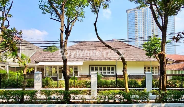 Kebayoran Baru Charming and Well-Maintained 1-Story House