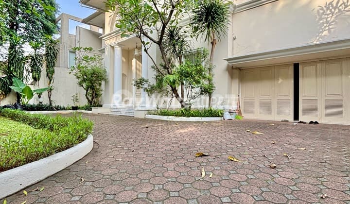 Nice and Ready-to-Occupy House in Kebayoran Baru