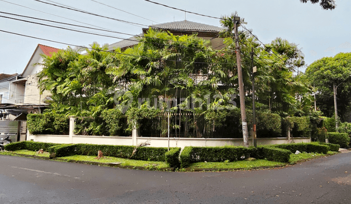 Rumah Hook 2Lt Depan Taman di Pondok Indah Jakarta Selatan