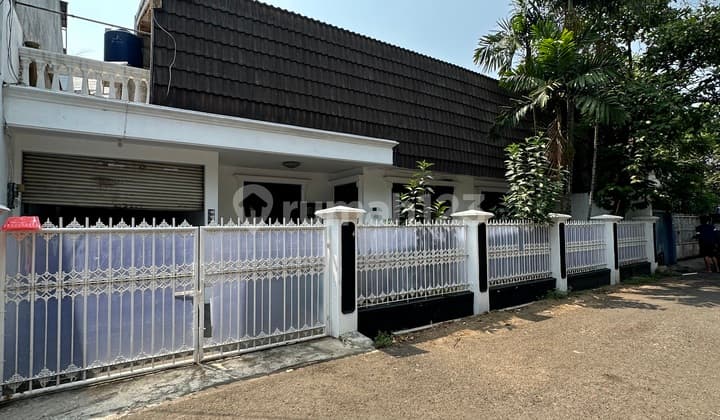 Rumah Lama 1,5 Lantai Lingkungan Tenang Dan Nyaman di Kemang
