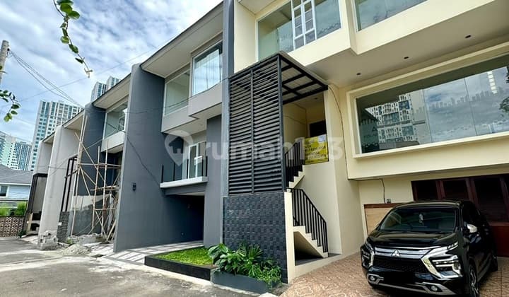 Rumah 3 Lantai Dalam Townhouse Di Tanjung Barat Dekat Aeon Mall