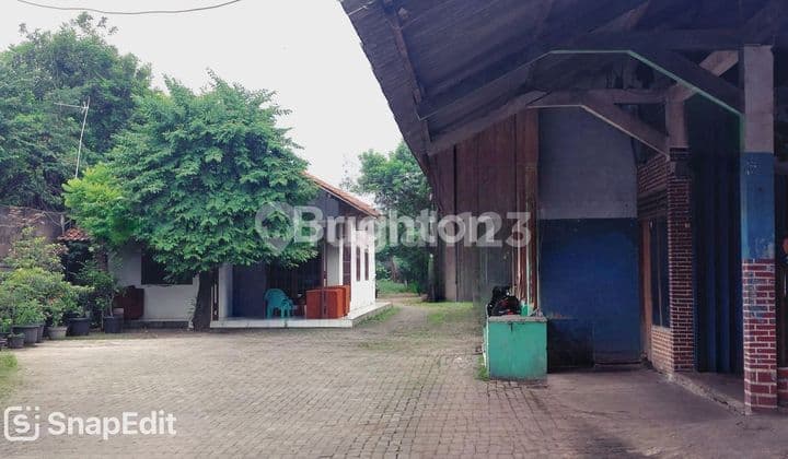 Strategic land with houses and rental units near Bantar Gebang Market, Bekasi, West Java, ideal for business/enterprise.