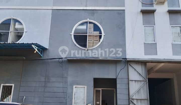 Warehouse for Sale in Elang Laut Pik, Size 10x27m², Includes a 3-Story Office