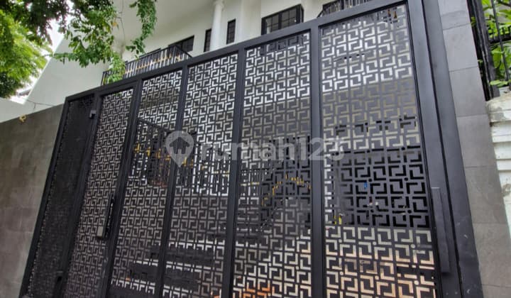 Dijual Rumah Mewah di Tomang Siap Huni Pinggir Jln Besar Hdp Selatan