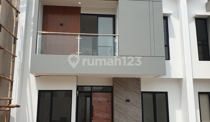 Scandinavian 2-Story House Direct Access to Main Road Flood-Free