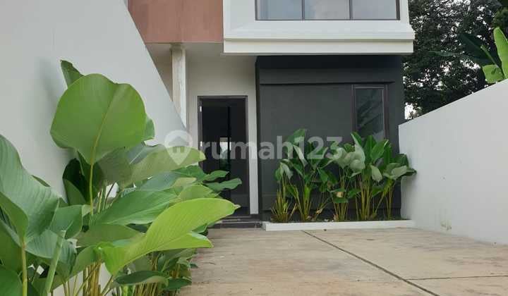 Rumah Siap Huni 2 Lantai Taman Didalam Rumah (Void) Bebas Banjir