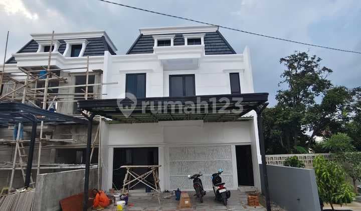 Rumah Mewah di Jatiwaringin dengan Desain American Classic