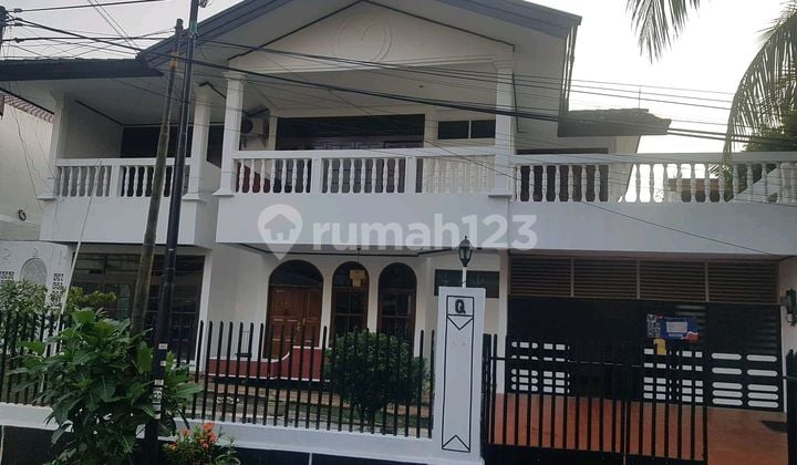 Dijual Rumah Bertingkat dan Bagus Memiiliki Taman Depan & Belakang Siap Huni SHM