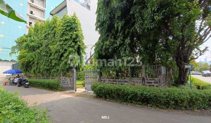 Jual Rumah Bangunan Lama Dan Terawat Dengan Taman Luas