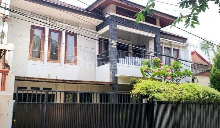 Jual Rumah Bagus di Lingkungan yang Tenang SHM