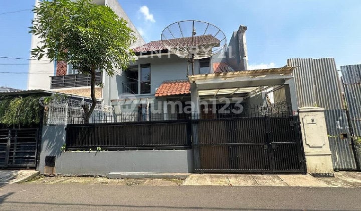 Rumah Siap Huni 2.5 Lantai Terletak di Pusat Kota Kebayoran Baru
