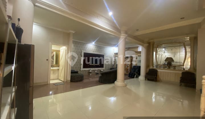 Rumah Classic Kontemporer Disewakan di Area Premium Jakarta Pusat