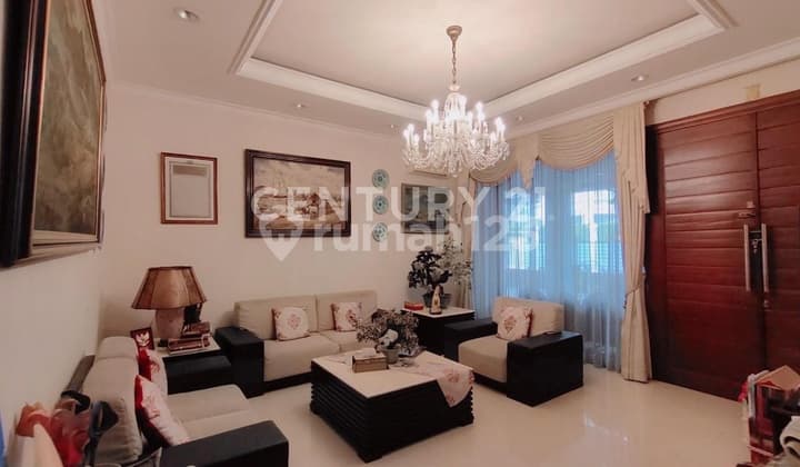 Rumah Siap Huni dengan Swimming Pool Radio Dalam Jakarta Selatan