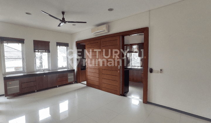 Disewakan Rumah Jl Wolter Monginsidi 3 Lantai Jakarta Selatan