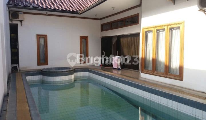 Tanah darat pinggir jalan di Kebayoran lama, jakarta selatan