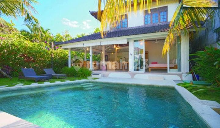 Villa Sewa 2 Kamar Tidur dengan Kolam Renang di Pusat Seminyak Bali