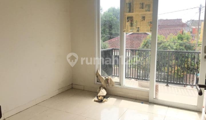 Rumah Baru Minimalis 2 lantai di tengah kota