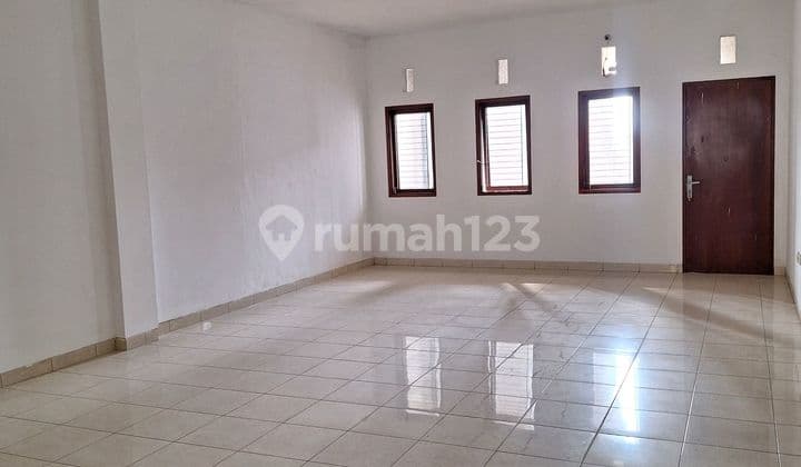 Ruko 3 Lantai Siap Huni Di Tengah Kota