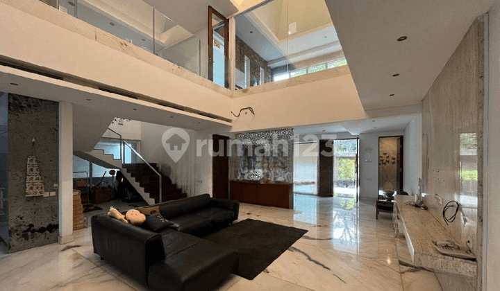Rumah Menteng Modern Lokasi Prime Bentuk Kotak