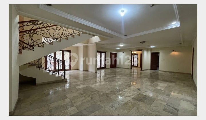 Disewakan Rumah Mewah di Kebayoran Baru Lokasi Strategis
