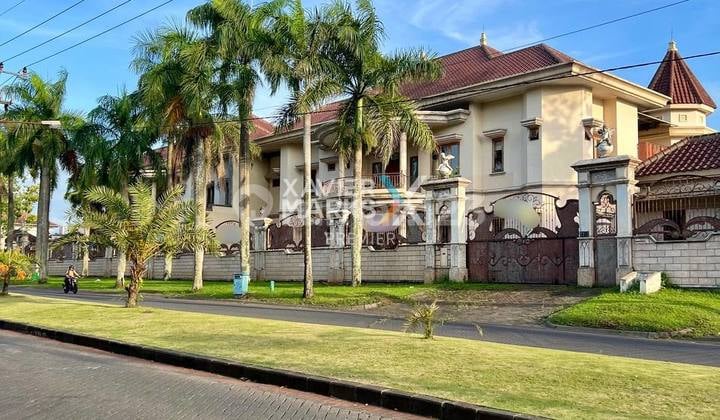 Rumah Mewah Bergaya Klasik di Boulevard Araya Golf, Blimbing Malang