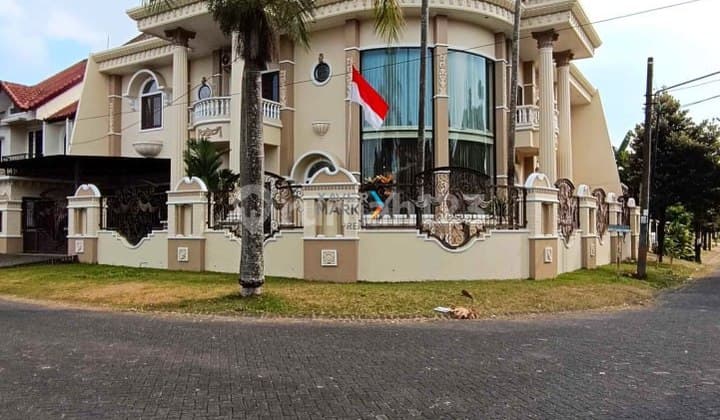 Classic Luxury Fully Furnished House in the Elite Araya Housing Complex, Blimbing, Malang City