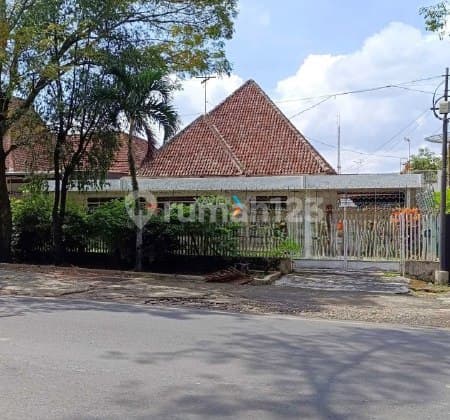 Classic House on the Main Road of the Islands Area, Klojen Malang