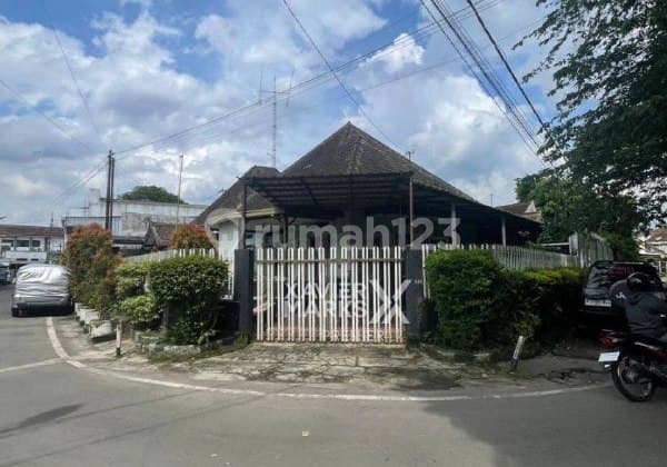 Rumah Kolonial Terawat di Jalan Pulau - Pulau, Klojen Malang