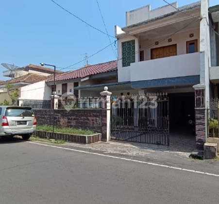 Rumah Klasik 2 Lantai di Daerah Pulau Pulau, Klojen Malang