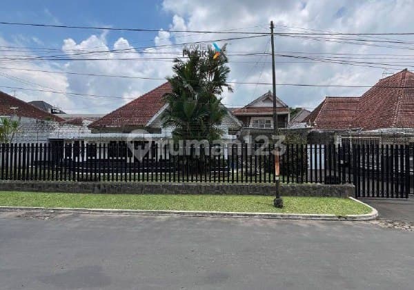 Well-Maintained Vintage House in the Ijen Area, Gunung-Gunung, Klojen, Malang