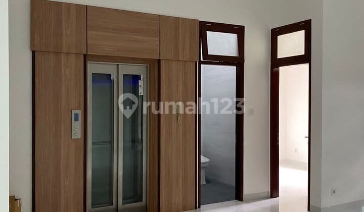 Affordable House with Private Lift in Kebayoran Baru, South Jakarta